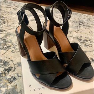 Crossback stacked heel sandal- Blk